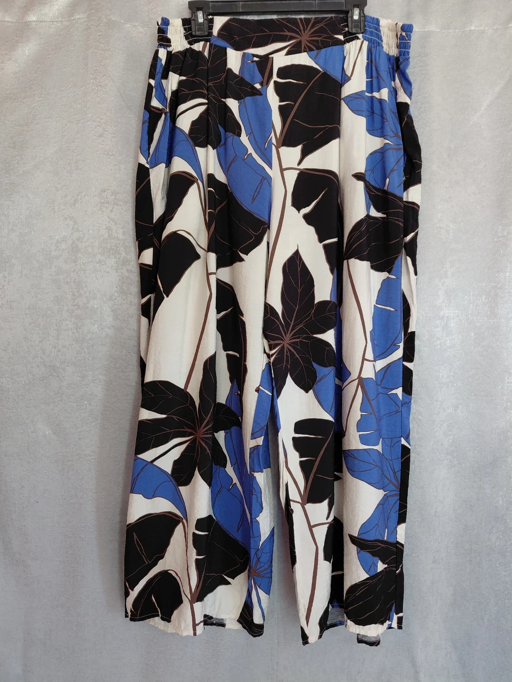 Sofia By Sofia Vergara Wide-Leg Floral Print Pants in Blue & Cream Tropical Pant - Picture 3 of 15